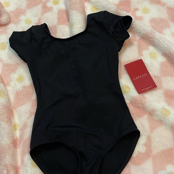 NWT kid’s Capezio short sleeve black leotard - Picture 2 of 4